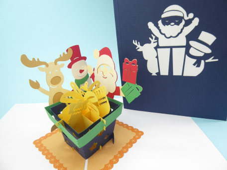 Carte pop-up pour enfant avec cadeau de noël et père noël, bonhomme de neige et renne à l'intérieur