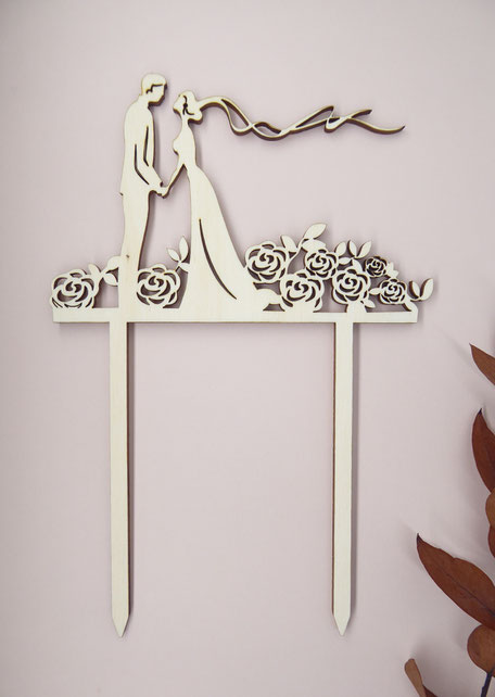 Cake topper en bois ou plexiglas motif mariés sur lit de roses pic à gâteau