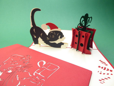 Carte pop-up de noël chat portant un bonnet de noël avec un cadeau