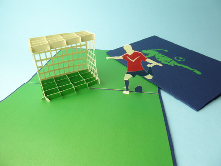 Carte pop-up football avec un joueur de foot qui marque un but dans la cage