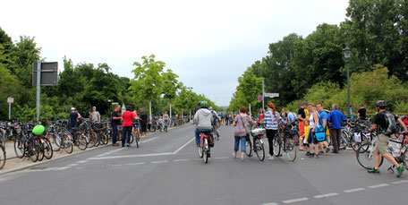 Ankommende Radfahrer bei der Fahrrad-Sternfahrt Berlin. Foto: Helga Karl