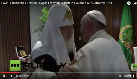 Historische Umarmung: der katholische Papst Franziskus und der russisch-orthodoxe Patriarch Kyrill am 12.2.2016 in Havanna (Kuba). Screenshot RT-Live