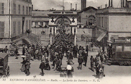 Le pavage de la voie du tramway était redouté pour les chevaux (selon le conseil de Ruelle du 30 décembre 1898). Les ouvriers de la Fonderie fournissent une part importante des usagers du tram.