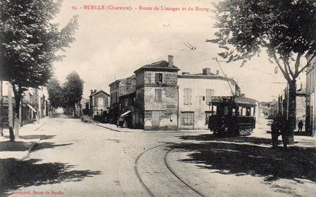Après le terre-plein la voie abandonne la route de Limoges et entre dans la rue du Bourg.