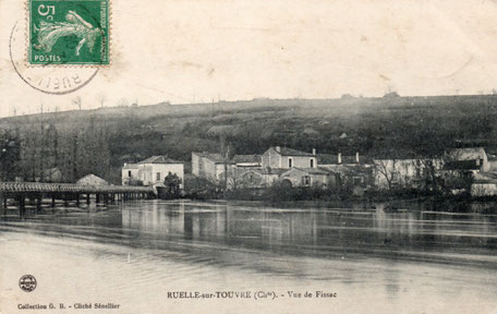 La passerelle aboutit au lavoir de Fissac situé devant la maison (carte envoyée en décembre 1909).