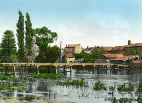 Le lavoir des Seguins, couvert de tuiles, au bout de la passerelle.