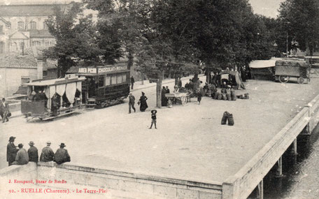 Aux heures de pointe, une remorque est attelée à la motrice. C'est la ligne la plus longue mais aussi la plus utilisée du réseau.