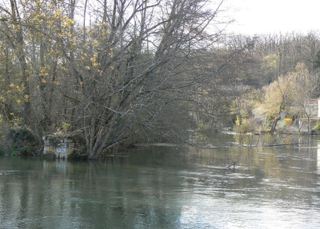 Le massif de maçonnerie vu de la passerelle, en 2010.