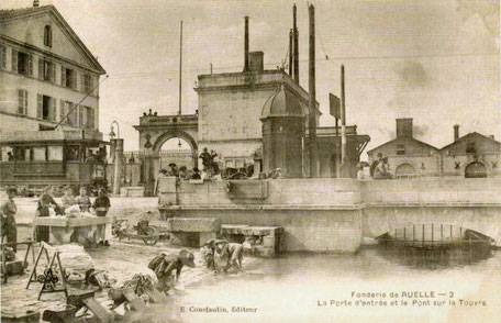 Carte postale réalisée après la mise en service du tramway (décembre 1900) et avant la construction du terre-plein et le déplacement du kiosque à journaux (1902).