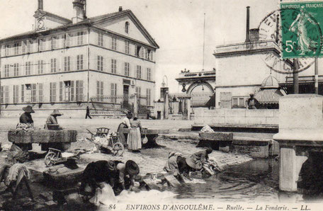 Après 1902, la partie du lavoir appartenant à la commune de Ruelle est dominée par l'extrémité ouest du terre-plein.