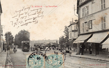 Carte postale envoyée en 1905. Du passage à niveau à la rue du Bourg, le tramway circule au milieu de la RN 141.