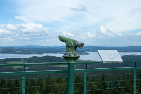 Aussichtsturm mit Blick auf den Moldaustausee in Tschechien.