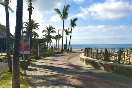 Menschenleere Promenade in Meloneras