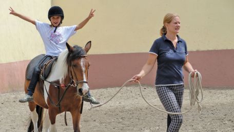 Jeune fille à cheval en séjour linguistique