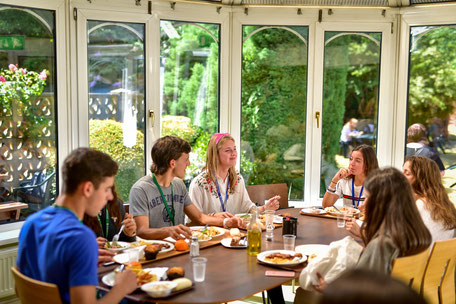 Groupe de jeunes au brunch de leur boarding school anglaise