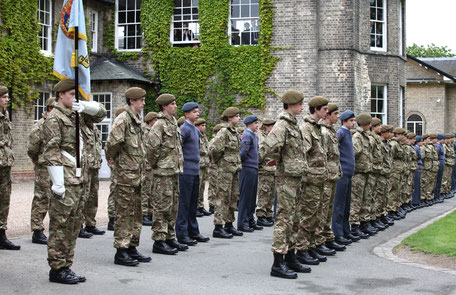 Groupe de jeunes en uniforme du CCF dans leur boarding school anglaise