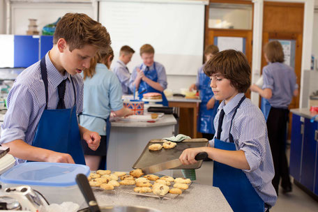 garçons en concours de pâtisserie dans leur internat anglais