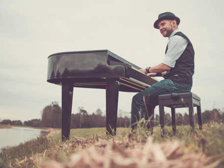 Pianist Josef Barnickel an seinem mobilen Flügel für Ihr Event in Oldenburg