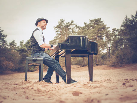 Pianist Josef Barnickel an seinem mobilen Flügel für Ihr Event in Hannover