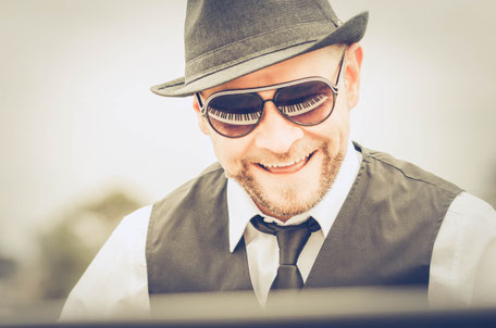 Pianist Josef Barnickel am Klavier für Ihr Event in Lübeck
