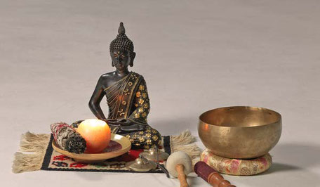 Meditation und Achtsamkeit, Konzentration und Singen sind Elemente unserer Yogastunde in Perchtoldsdorf südlich von Wien, Klangschalen, Buddha, Mantra