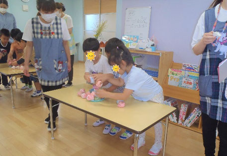 お皿の上に、お手玉をそっと素早く積み重ねていきます。「頑張って~!!」