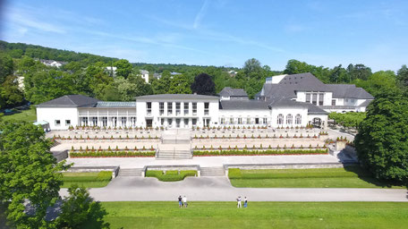 Ausstellung DENIM FOR LIFE im Foyer des Hotel Dolce by Wyndham am Elvis-Presley-Platz Bad Nauheim (ganz links am Beginn des Gebäudekomplexes)