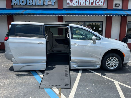 2022 Chrysler Pacifica Wheelchair Vans