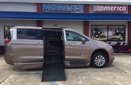 2018 Chrysler Wheelchair Vans