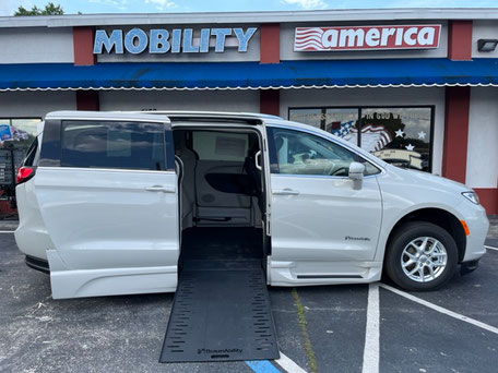 2021 Chrysler Pacifica Wheelchair Vans