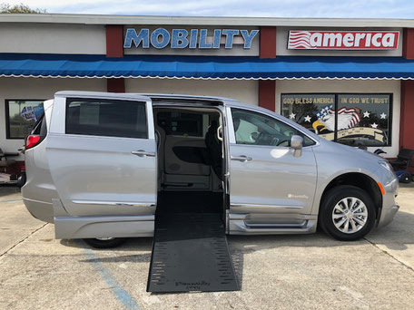 2018 Chrysler Wheelchair Vans