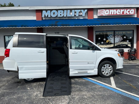 2017 Dodge Grand Caravan Wheelchair Van