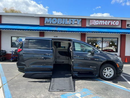 2022 Chrysler Pacifica Wheelchair Vans