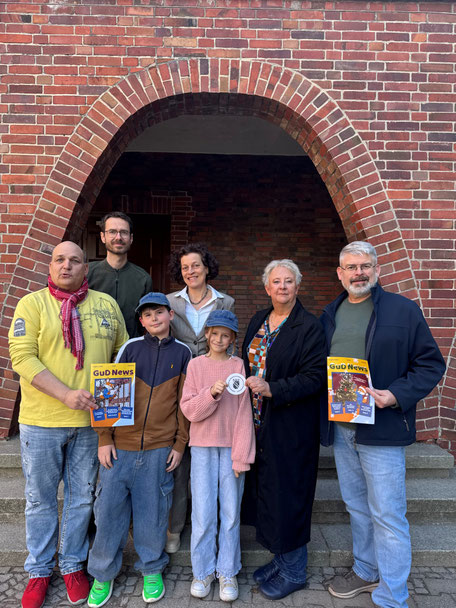 Bildhinweis: (oben v.l.n.r) Tino Müller (Vorsitzender Förderverein), Freyja Castles (kommissarische Schulleiterin); (unten v.l.n.r.): Stefan Valentin (SPD-Fraktion), Leopold und Rosa (von der Schülerzeitung und aus der 5c), Kerstin Köppen (BVV-Vorsteherin