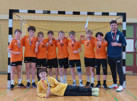 Die Kinder der Handball-AG mit ihrem Trainer