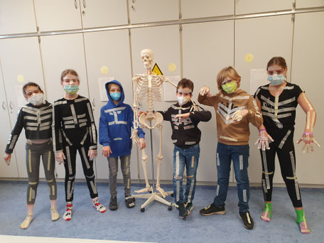 Kinder verkleiden sich als Skelett