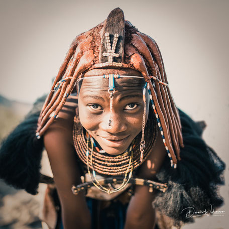 junge himba frau epupa falls kaokoveld namibia