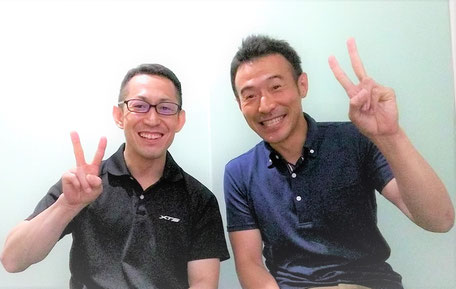 alt=”新宿区神楽坂のスタジオセラフィットで腰痛施術後に笑顔の男性”