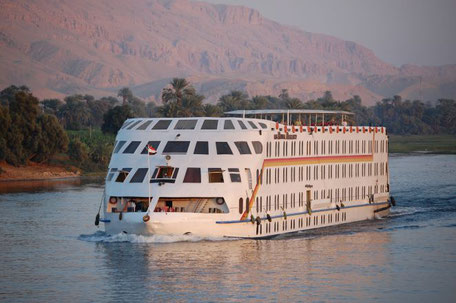 Nilkreuzfahrtschiff während der Fahrt mit vier Decks 2025