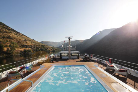 Pool auf dem Sonnendeck vom Flussschiff A-ROSA ALVA auf dem Douro 2025