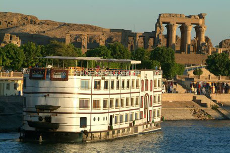 Flussschiff auf dem Nil mit Tempeln 2025