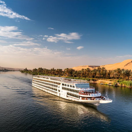 Luxus Flusskreuzfahrtschiff fährt auf dem Nil 2025