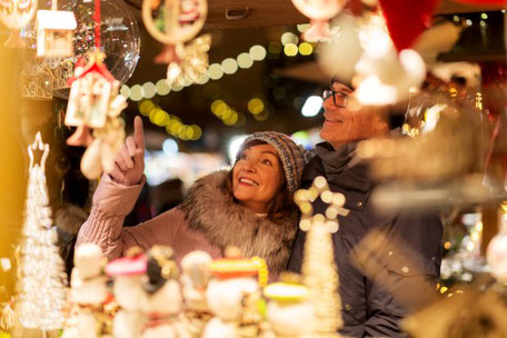 Älteres Ehepaar auf Weihnachtsmarkt 2025