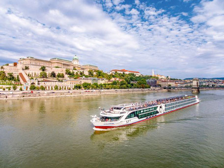 Das Flussschiff nickoVISION am Parlamentsgebäude in Budapest 2025