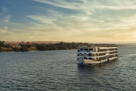 Nilkreuzfahrtschiff im Sonnenuntergang 2025