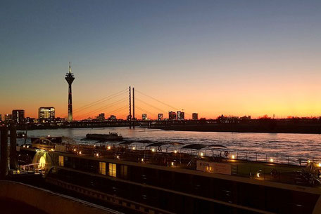 Düsseldorf Fernsehturm beim Sonnenuntergang 2025
