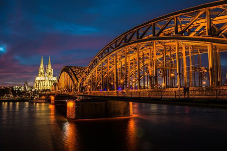 Köln und Hohenzollernbrücke bei Nacht 2025