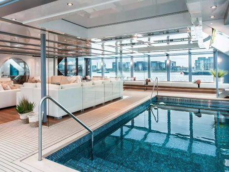 Indoor-Pool auf der AMADEUS QUEEN 2025