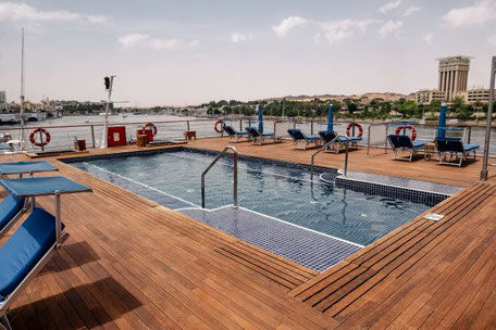 Sonnendeck und Pool auf dem Flussschiff The Oberoi Zahra 2025