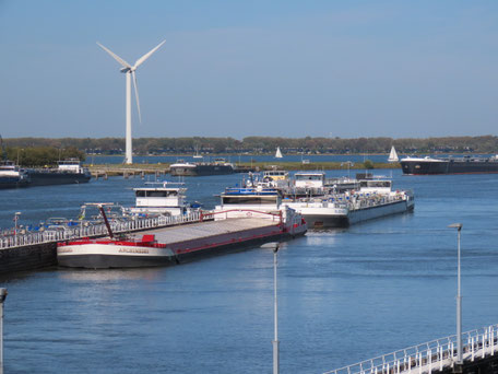 ms Archimedes voor de Volkerak